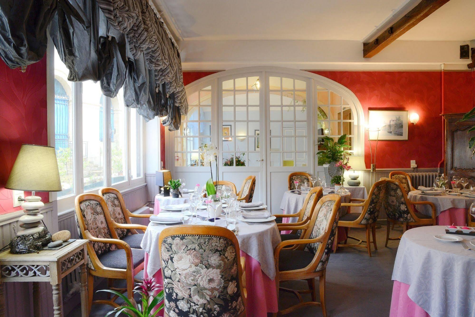 Logis Hotel Et Restaurant Du Dauphin Sées エクステリア 写真