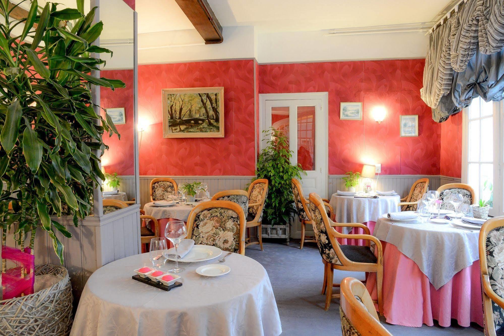 Logis Hotel Et Restaurant Du Dauphin Sées エクステリア 写真