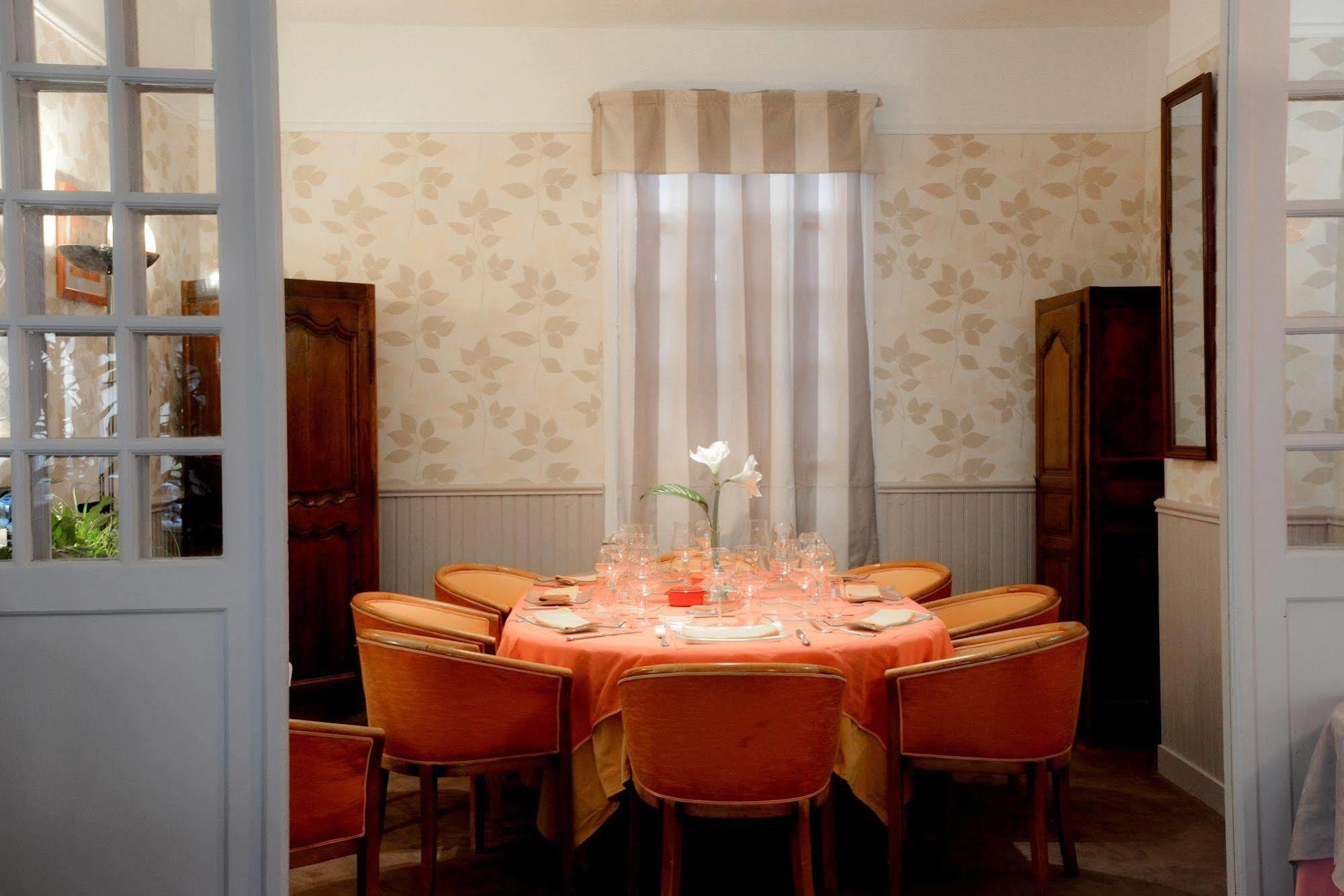 Logis Hotel Et Restaurant Du Dauphin Sées エクステリア 写真
