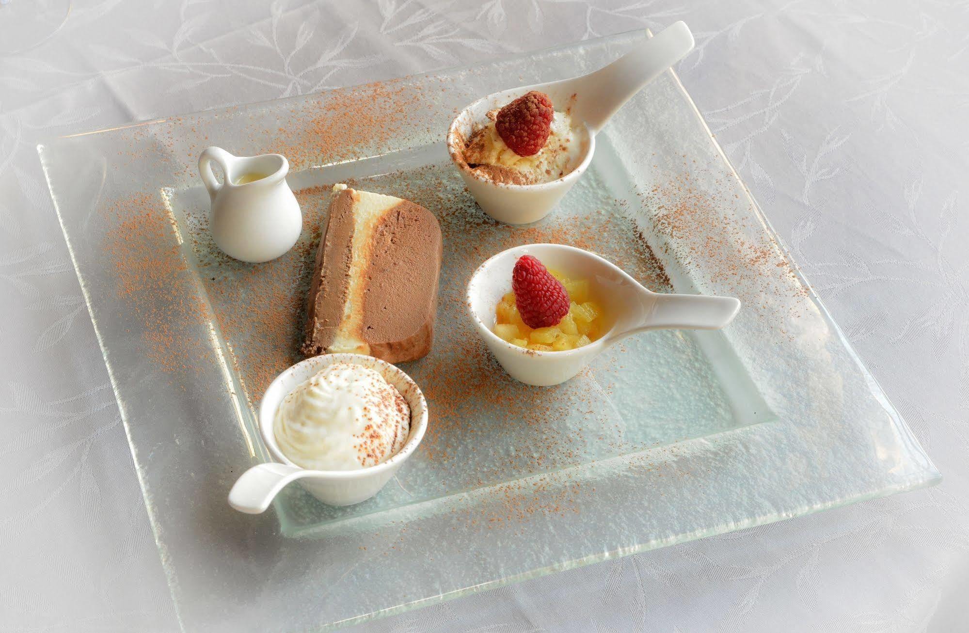 Logis Hotel Et Restaurant Du Dauphin Sées エクステリア 写真