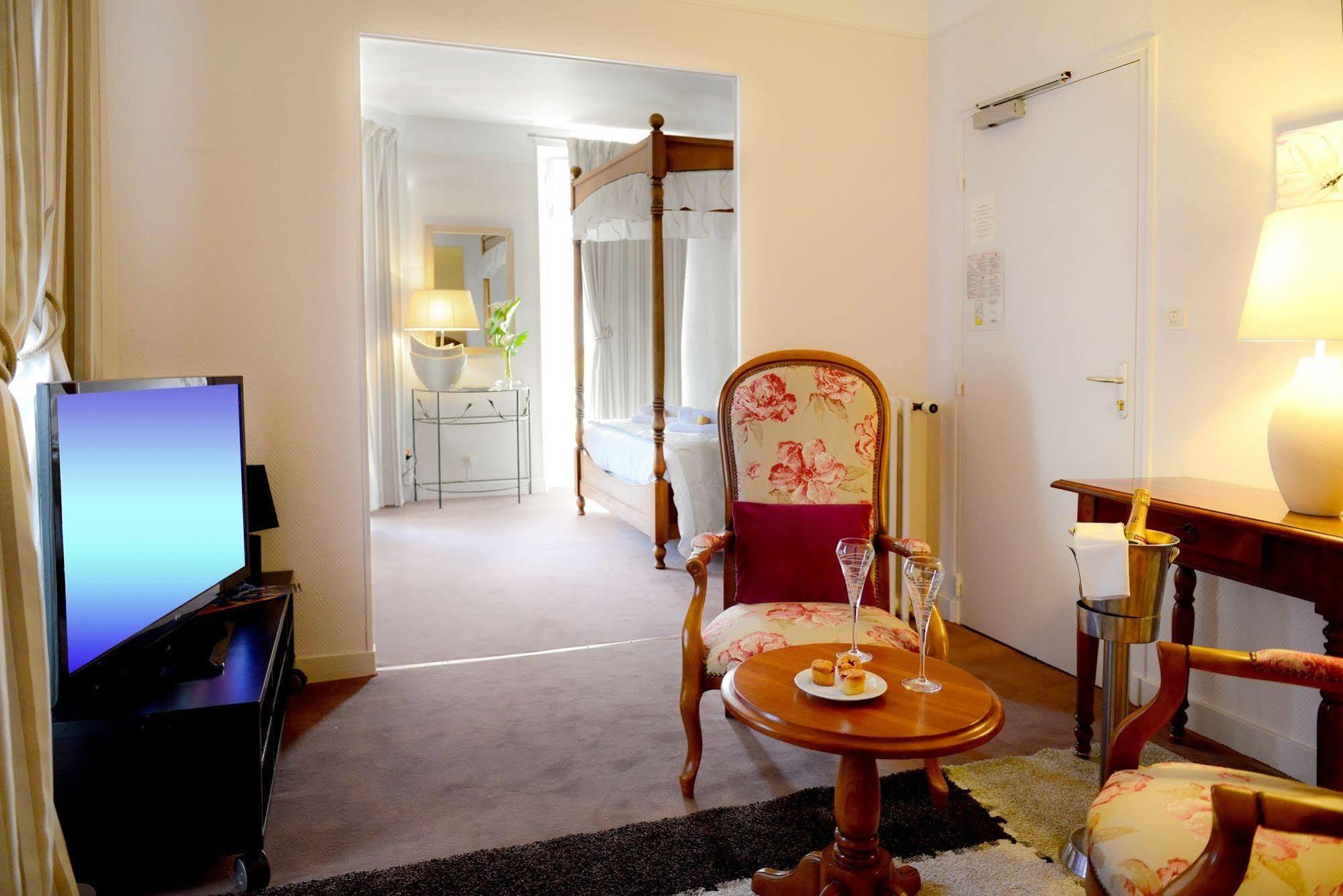 Logis Hotel Et Restaurant Du Dauphin Sées エクステリア 写真