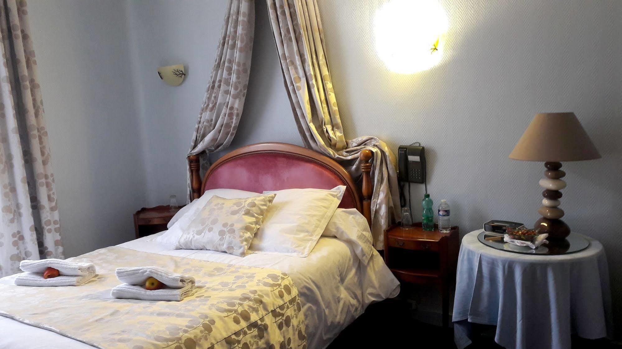Logis Hotel Et Restaurant Du Dauphin Sées エクステリア 写真