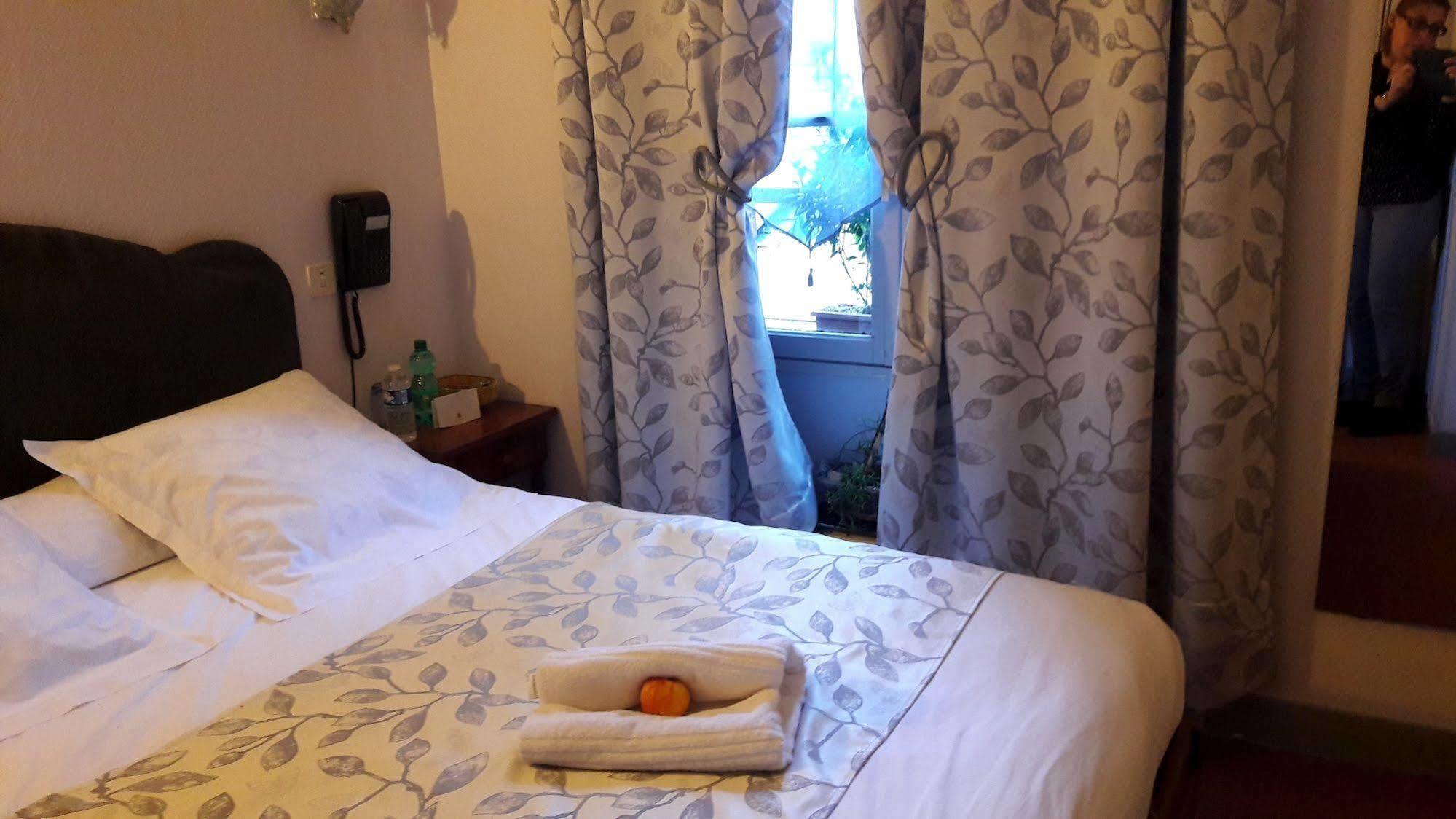 Logis Hotel Et Restaurant Du Dauphin Sées エクステリア 写真